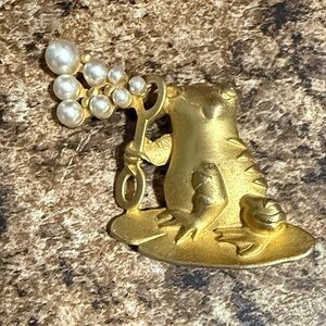 Charming Gold tone Frog Brooch with Pearls